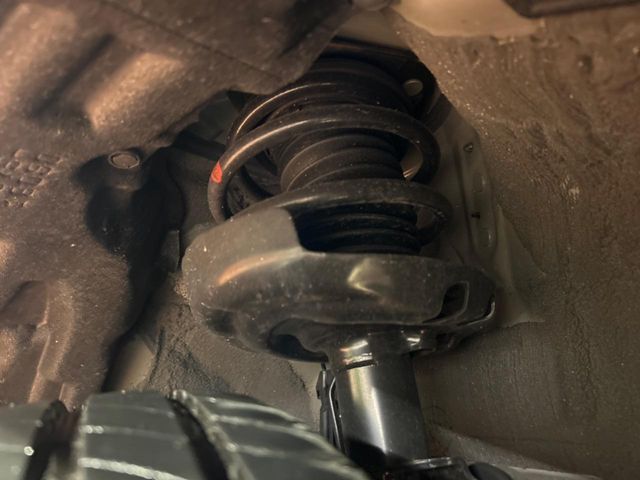 お車を安心してお乗りいただく為には、足回りの定期点検が欠かせません。サービスサポート（有償保証）では無料点検もご提供しており、安心のカーライフをお過ごしいただけるサポート体制が整っています。