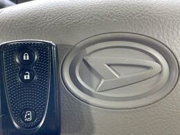 【キーフリーシステム】カバンやポケットに入れたままでもドアの施錠・解錠が可能なスマートキーを装備。エンジンのオン・オフ時もカギを取り出す必要が無いからとっても便利です♪