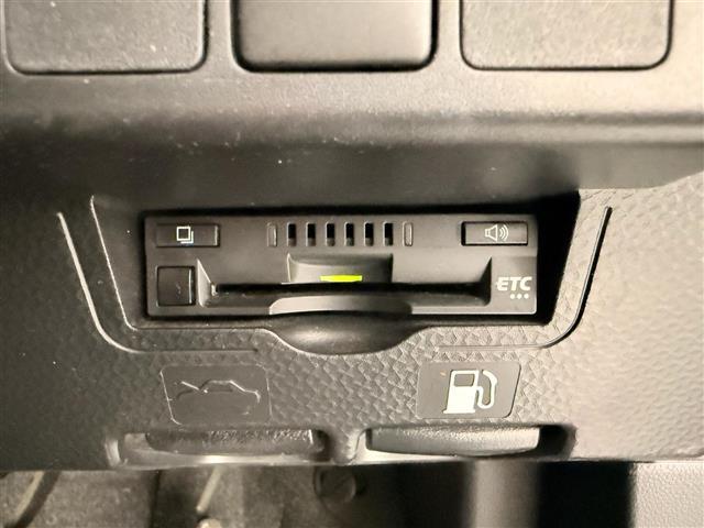 【ETC】有料道路を利用する際に料金所で停止することなく通過できる、ETC車載器（ノンストップ自動料金収受システム機器）が装備されています。セットアップを行うことで利用可能になります。