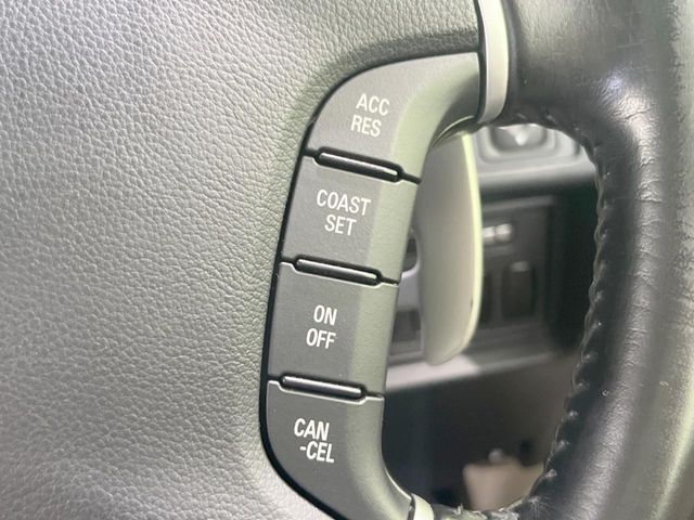 【クルーズコントロール】高速道路もラクラク走行。アクセルを離しても一定速度で走行ができ、長距離運転時の負担を軽減！加速・減速も簡単なスイッチ操作で調整できます。