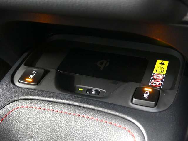 ワイヤレスチャージング機能を搭載！お手持ちのスマートフォンがコードレスで充電できます♪