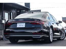 パノラマサンルーフ/20インチ20スポークデザインアルミホイール/マルチカラーアンビエントライト/アダプティブエアサスペンション・ アウディドライブセレクト