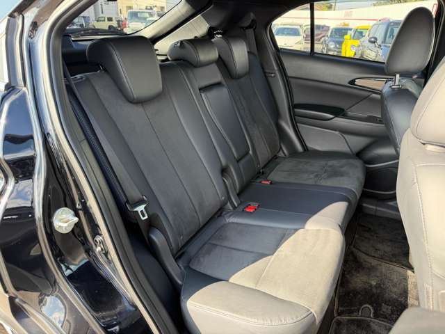 【セカンドシート】セカンドシートは足元ゆったりでくつろぎの空間。大人二人が乗っても十分なスペースが確保されております。