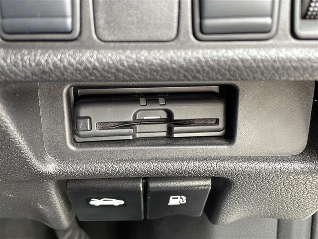 【ETC】有料道路を利用する際に料金所で停止することなく通過できる、ETC車載器（ノンストップ自動料金収受システム機器）が装備されています。セットアップを行うことで利用可能になります。