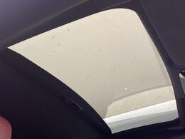 【ガラスルーフ】ガラスルーフ搭載で車内の解放感が一気にアップ！開放的なドライブをお楽しみいただけます。