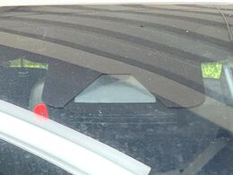 【トヨタセーフティセンス】走行中に前方の車両等を認識し、衝突しそうな時は警報とブレーキで衝突回避と被害軽減をアシスト。より安全にドライブをお楽しみいただけます。