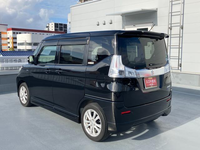 右斜め後ろからの特徴的なフォルム。スポーティな【ルーフエンドスポイラー】が後ろ姿を引き締めます！