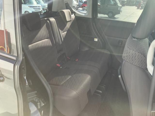 リヤシートも全車消毒済み。天井も高く快適空間で足元も広々。左右のシートが別々に動くのでアレンジ色々♪