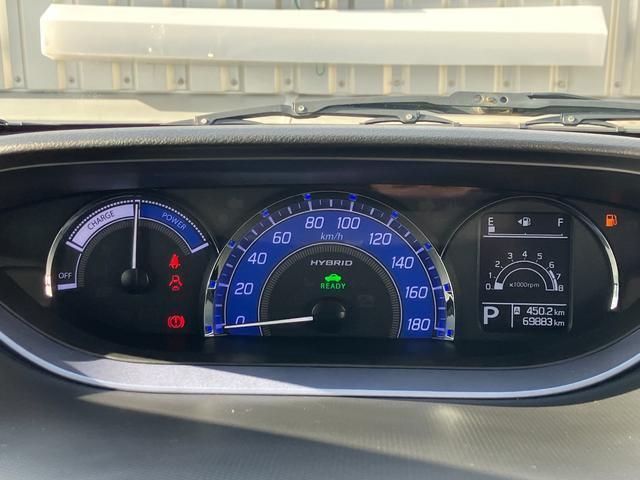 インパネセンターにメーターパネルレイアウト。常時発光で見やすく、ランプ色でエコドライブをサポート。