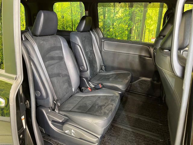 後部座席も気になるようなキズ・汚れやへたり等、大きなダメージはなく、良好な状態です。