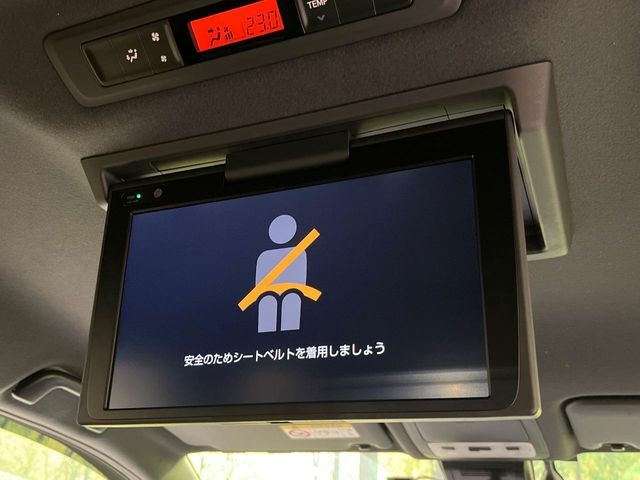 【フリップダウンモニター】大画面モニターで後席でもエンタメをお楽しみいただけます。小さなお子様にも大人気の装備です♪