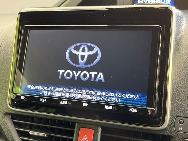 【純正9インチナビ】人気の純正ナビを装備しております。ナビの使いやすさはもちろん、オーディオ機能も充実！キャンプや旅行はもちろん、通勤や買い物など普段のドライブも楽しくなるはず♪