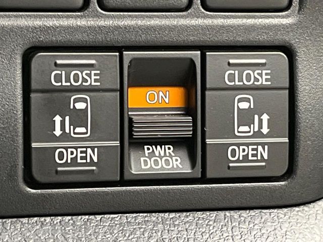 【両側パワースライドドア】スマートキーや運転席のスイッチで後席両側スライドドアの開閉が可能♪電動だから力を入れてドアを開ける必要が無く、小さなお子様でも簡単に開け閉めでき快適です♪