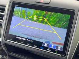 【バックカメラ】駐車時に後方がリアルタイム映像で確認できます。大型商業施設や立体駐車場での駐車時や、夜間のバック時に大活躍！運転スキルに関わらず、今や必須となった装備のひとつです！