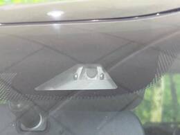 【ホンダセンシング】走行中に前方の車両等を認識し、衝突しそうな時は警報とブレーキで衝突回避と被害軽減をアシスト。より安全にドライブをお楽しみいただけます。