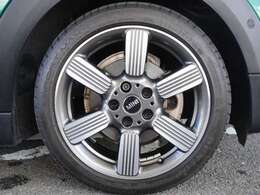 経験豊かなメカニックによる整備でお車自体の状態はもちろん、商品展示前に社内『商品化センター』にて内・外装共に良質な状態に磨き上げ、お車をご提供出来る様、運営しております。