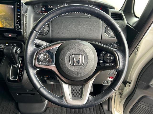 WECARSの展示場では実際に見て、触ってお車をお選びいただけます！知識の豊富な営業スタッフが様々なカーライフをご提案いたします！