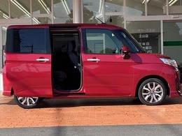 両側が電動スライドドアになっており、運転席のスイッチやキーレスエントリーでも開閉が可能です！開口部も広いので乗り降りも楽々、特に狭い場所やお子様の乗り降りに便利です！