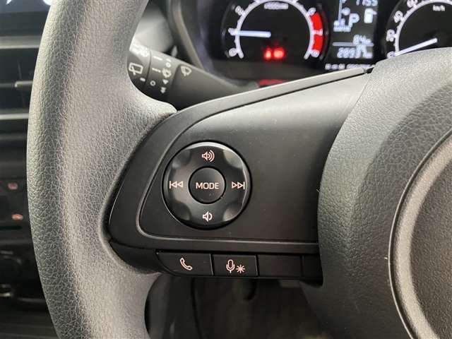 運転中、オーディオの操作をしてて、ハッとしたことはありませんか？ステアリングスイッチは、運転中でもハンドルでオーディオの操作が可能です。安全なドライブをサポートします。