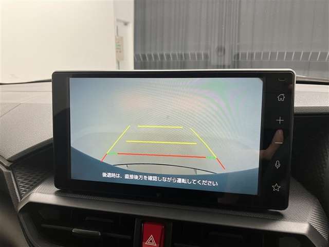 こちらのバックカメラは画面にラインが表示されておりますので、バック時のクルマの進行方向の目安になります。より高いレベルで車庫入れをサポートする、便利な機能ですね。
