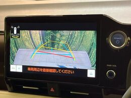 【バックカメラ】駐車時に後方がリアルタイム映像で確認できます。大型商業施設や立体駐車場での駐車時や、夜間のバック時に大活躍！運転スキルに関わらず、今や必須となった装備のひとつです！