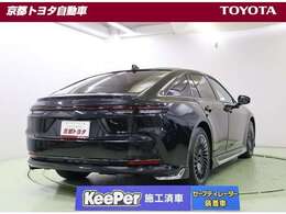 【後方車両接近告知】搭載。至近距離の後方車両がいる場合、警察もしくはヘルプネット（Tコネクト契約が必要）への接続を提案。接続後に対処方法を伝えてくれる【周辺車両接近時サポート】も搭載しています。