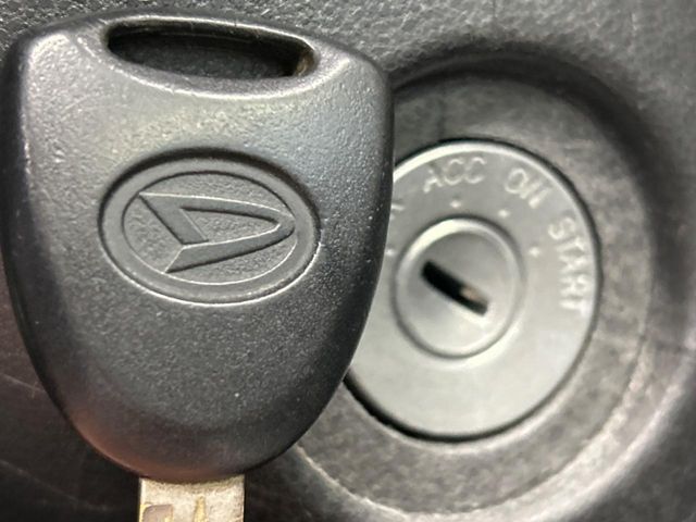 【キーレス】少し離れた場所からでもボタン一つでドアの開錠・施錠ができるのでとっても便利！ドアの鍵穴周りに傷をつけることもありません♪