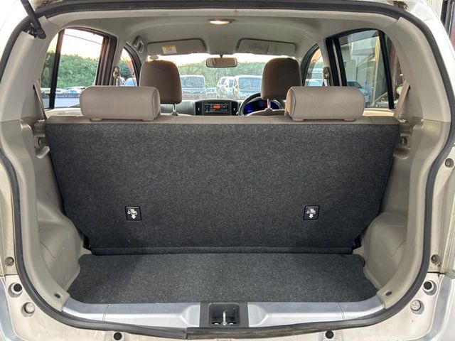 積み下ろしのしやすいデッキにはたっぷりと荷物を積み込んでいただけます。遊びから仕事まで、様々なシーンで頼れます♪