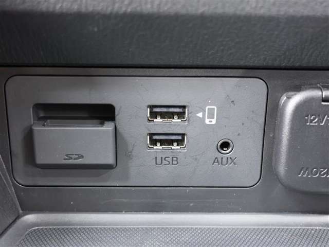 【USB・AUX入力端子】USB端子は対応したiPhoneやUSBメモリーから対応したファイルを車載機から操作して再生できます！AUX端子はアナログ入力をスピーカーから音声出力します ！