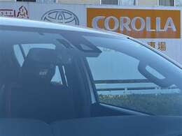 衝突被害軽減ブレーキ搭載！進路上の車両を前方のセンサーで検出し、衝突の可能性が高いときに警報やブレーキ力制御によりドライバーの衝突回避操作を補助します！