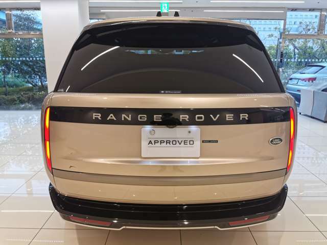 バックランプのスッキリ小型化されてスマートな印象になったリアデザインに印象に残るRANGEROVERのエンブレムが輝いています。