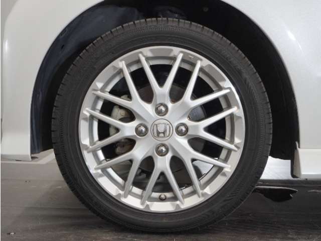 アルミホイール装着車です！これで足元まわりもおしゃれにきまります！