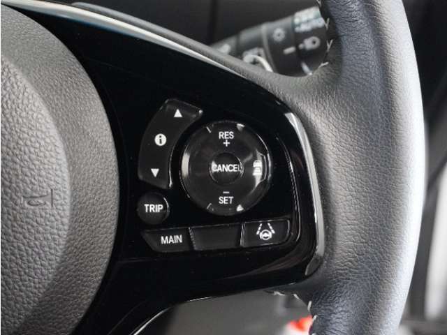 【アダプティブクルーズコントロール】予め設定した車速内でクルマが自動的に加減速。前走車との適切な車間距離を維持しながら追従走行します。【LKAS】車線維持支援システムでステアリング操作を支援。