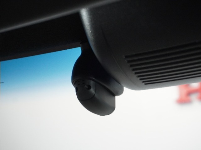 ◆ドライブレコーダー◆映像・音声などを記録する自動車用の装置です。　もしもの事故の際の記録はもちろん、旅行の際の思い出としてドライブの映像を楽しむことができます。