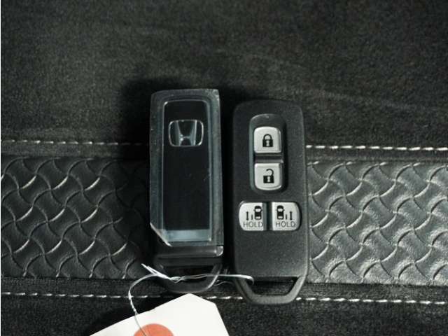 ◆スマートキー◆カギをバッグやポケットに入れたままでもドアロックの開閉ができる『スマートキー』付き！雨天や暗くなってもカギを取り出す必要がなくドアの開錠＆エンジンも始動できます