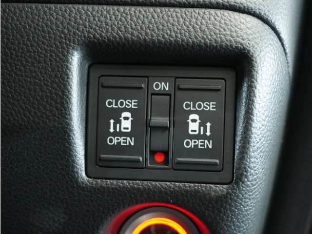 ◆両側電動スライドドア◆狭い駐車場でも乗り降りが楽々♪お子様が隣の車にドアを当ててしまう心配もございません！小さなお子様連れの方もこれで安心。