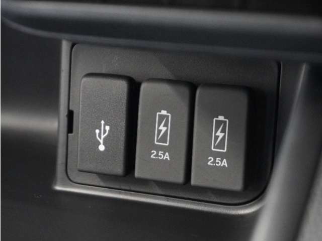 USB接続、スマートフォンの充電等にも便利なUSBチャージャー！使いやすい場所に装備されています。