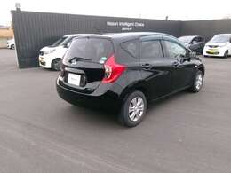 ボディタイプは人気のコンパクトカー！コンパクトながらも室内は広く、5人まで乗車可能です。もちろん小回りも利くので、初めて車を購入する方でも楽々に運転できます♪