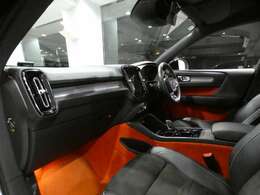 ブラックとLavaオレンジのコントラストがお洒落な車内に、カッティングエッジ・アルミニウム・パネルと合わせて、ゆとりある空間と美しい細工で満たされた上質な雰囲気を演出したインテリアデザインです！