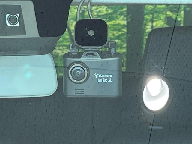 【前後ドライブレコーダー】安心・安全なカーライフに必須のドライブレコーダーを装備！走行中はもちろん、あおり運転や事故に遭遇した際の状況も映像で記録し、万一のリスクに備えます。