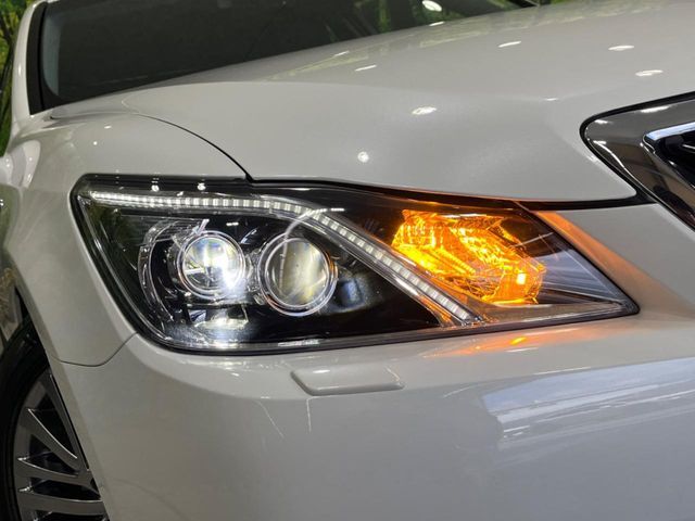 【LEDヘッドライト】悪天候や夜間走行時も良好な視界を確保し安心して運転できる高輝度LEDヘッドライトを装備！点灯速度が早く、消費電力も抑えられています。