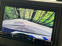 【バックカメラ】駐車時に後方がリアルタイム映像で確認できます。大型商業施設や立体駐車場での駐車時や、夜間のバック時に大活躍！運転スキルに関わらず、今や必須となった装備のひとつです！