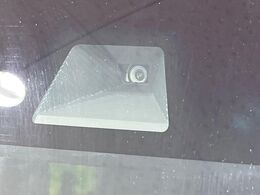 【ホンダセンシング】走行中に前方の車両等を認識し、衝突しそうな時は警報とブレーキで衝突回避と被害軽減をアシスト。より安全にドライブをお楽しみいただけます。