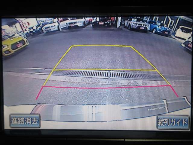バックが苦手な方は必見！ライン表示付きのバックモニターが障害物を映し出してくれます！