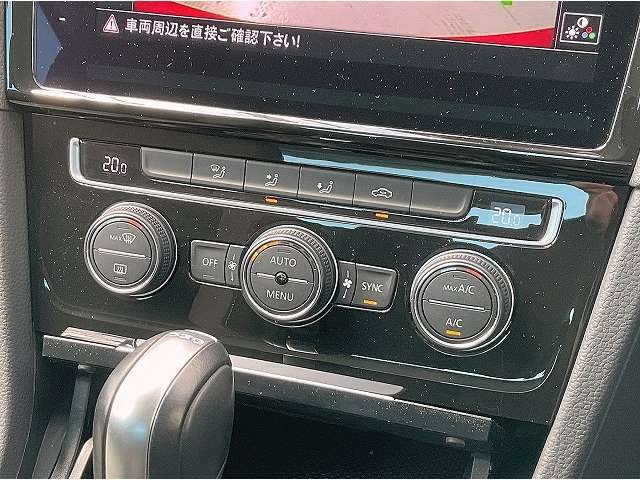 ■前席左右独立調整機能付きオートエアコン/各々の席で温度調整ができますので、各自に合った温度を設定できます！