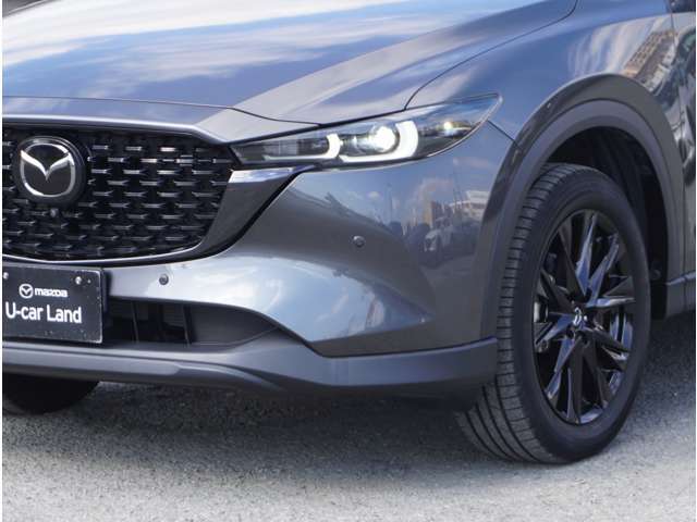 マツダのミドルクラスSUV『CX-5』魂動デザインとスカイアクティブ技術をフル搭載した初代モデルが発売され、2017年にはさらに洗練された力強い魂動デザインに進化した2代目にモデルチェンジしました。