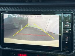 【バックカメラ】駐車時に後方がリアルタイム映像で確認できます。大型商業施設や立体駐車場での駐車時や、夜間のバック時に大活躍！運転スキルに関わらず、今や必須となった装備のひとつです！