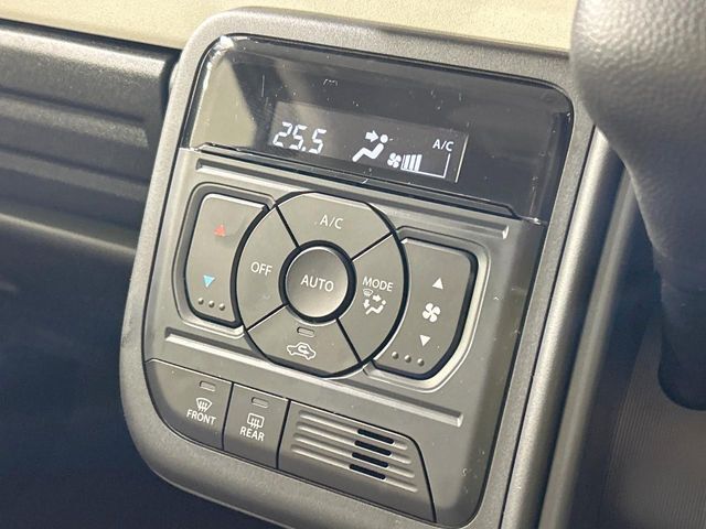 【オートエアコン】一度お好みの温度に設定すれば、車内の温度を検知し風量や温度を自動で調整。暑い…寒い…と何度もスイッチ操作をする必要はありません。快適な車内空間には必須の機能ですね♪