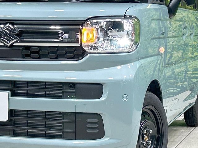 【LEDヘッドライト】悪天候や夜間走行時も良好な視界を確保し安心して運転できる高輝度LEDヘッドライトを装備！点灯速度が早く、消費電力も抑えられています。