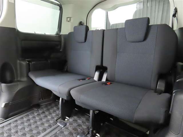 便利な5：5分割可倒式シートです。収納と乗車人数のバランスに優れています♪荷物の大きさに応じたラゲージスペースをフレキシブルに作り出せるので、シーンに応じた使い方ができます♪